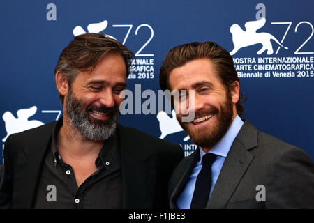 Venise, Italie. 2 Septembre, 2015. Réalisateur Baltasar Kormakur (L) et Jake Gyllenhaal assister à la photocall du film 'Everest' présenté hors compétition pour l'ouverture de la 72e Festival International du Film de Venise le 2 septembre 2015 à Venise, Italie. Source : Xinhua/Alamy Live News Banque D'Images