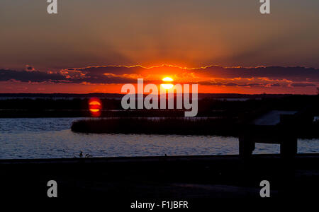 Coucher du soleil sur l'Assateague donnant sur la baie de Sinepuxent Banque D'Images