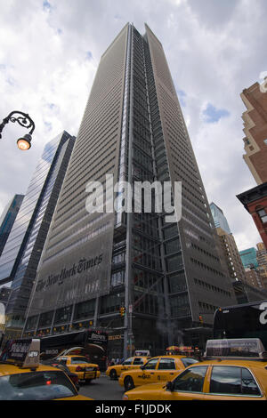 Les taxis jaune vers le nord, au-delà du New York Times Building sur la 8e Avenue et W 40th Street à Manhattan Banque D'Images