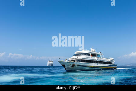 Un bateau-navette Amalfi transporte les touristes entre la côte amalfitaine et l'île de Capri. Banque D'Images