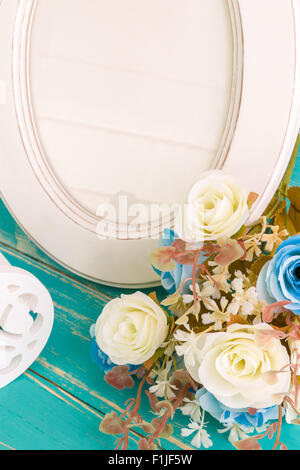 Cadre photo vintage blanche sur table avec decoration background. Banque D'Images