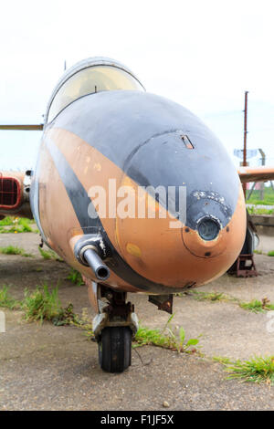 L'aéroport Manston du musée. Mielec PZL TS-11 Iskra, un avion-école polonaise, sur le béton de l'aire de l'aéroport en plein soleil. Grand angle, face à cône. Banque D'Images