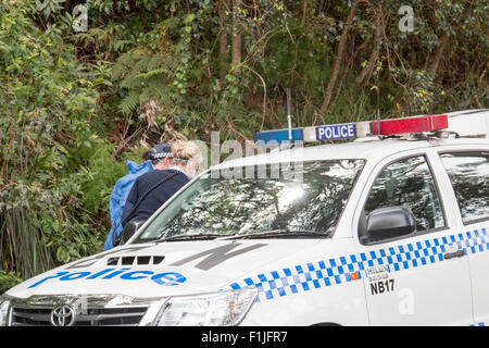 Des policiers de Nouvelle-Galles du Sud enquêtent sur une propriété à Sydney, en australie Banque D'Images