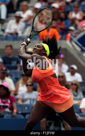 New York, USA. 09Th Nov, 2015. Serena Williams en action contre Kiki Bertens des Pays-Bas pendant leur deuxième tour à l'US Open à Flushing Meadows, New York. Crédit : Adam Stoltman/Alamy Live News Banque D'Images