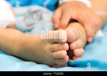 Close-up of baby pieds. L'accent sur pied. Banque D'Images