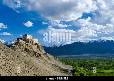 Thiksey Gompa sur une colline au-dessus de la vallée de l'Indus, enneigés des montagnes au loin, Thiksey, Jammu-et-Cachemire, l'Inde Banque D'Images