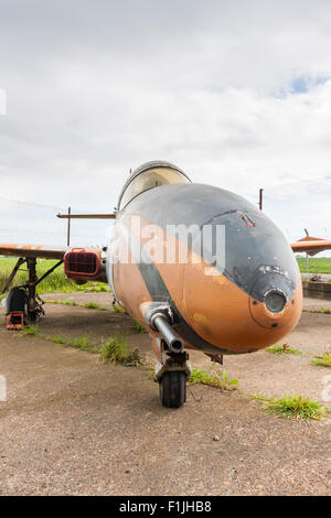 L'aéroport Manston du musée. Mielec PZL TS-11 Iskra, un avion-école polonaise, sur le béton de l'aire de l'aéroport en plein soleil. Grand angle, face à cône. Banque D'Images