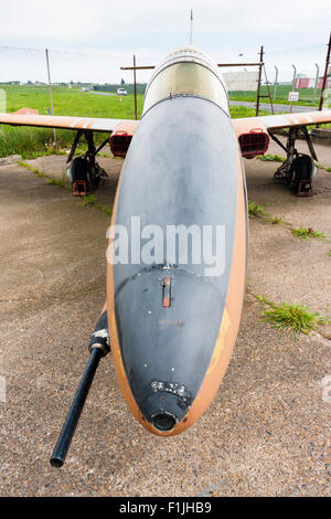 L'aéroport Manston du musée. Mielec PZL TS-11 Iskra, un avion-école polonaise, sur le béton de l'aire de l'aéroport en plein soleil. Grand angle, face à cône. Banque D'Images