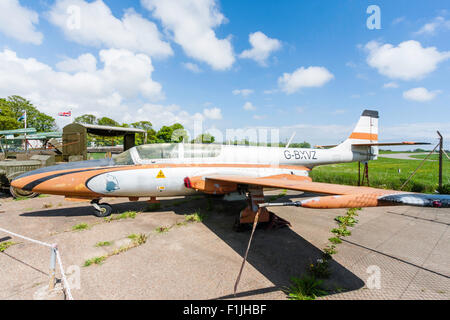 L'aéroport Manston du musée. Mielec PZL TS-11 Iskra, un avion-école polonaise, sur le béton de l'aire de l'aéroport en plein soleil. Banque D'Images