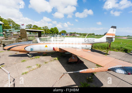 L'aéroport Manston du musée. Mielec PZL TS-11 Iskra, un avion-école polonaise, sur le béton de l'aire de l'aéroport en plein soleil. Banque D'Images