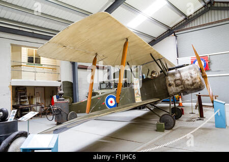 L'intérieur, de l'Aérodrome de Manston du Musée. Vue latérale d'une réplique de la première guerre mondiale Sopwith 1½ Strutter en avion bi-manteau. Banque D'Images