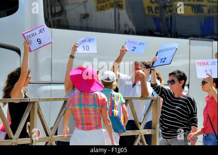 Excursion guidée reps holding up tour numéros voyage pour les passagers, lorsqu'ils arrivent dans le port de Santorin d''Ormos Athinios Banque D'Images