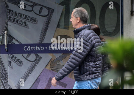 Sao Paulo, Brésil. 2Nd Sep 2015. Un homme marche devant une succursale de bureau de change à Sao Paulo, Brésil, le 2 septembre 2015. Selon la presse locale, le real brésilien a subi mercredi une dépréciation de 1,62  % par rapport au dollar américain, qui a été la négociation sur 3,7 reais, la plus haute valeur de la devise depuis décembre 2002. © Rahel Patrasso/Xinhua/Alamy Live News Banque D'Images