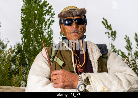 Portrait d'un agriculteur ladakhis, portant des lunettes de soleil, Mâtho, le Jammu-et-Cachemire, l'Inde Banque D'Images