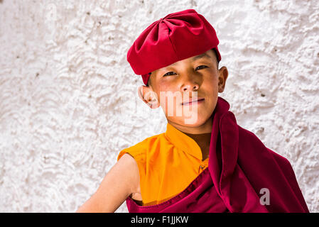 Un portrait d'un jeune moine de la lignée Kagyu du bouddhisme en vêtements rouges, Hemis, le Jammu-et-Cachemire, l'Inde Banque D'Images