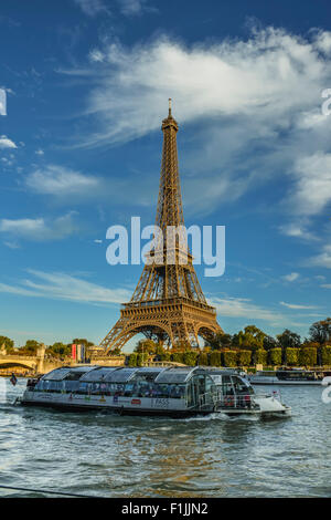 La Tour Eiffel avec passenger ferry Bateaux Mouches sur la Seine, Paris, France Banque D'Images