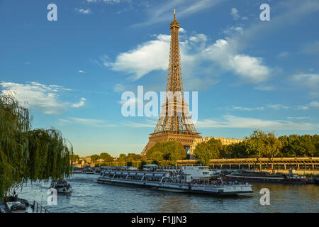 La Tour Eiffel avec passenger ferry Bateaux Mouches sur la Seine, Paris, France Banque D'Images