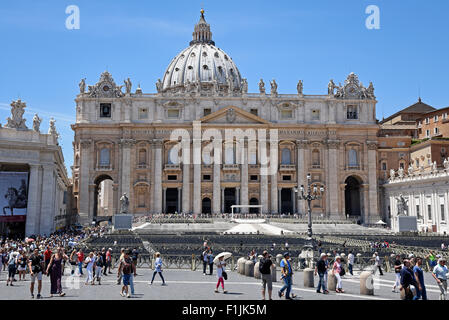 Les touristes en face de la Basilica di San Pietro, Saint Pierre&# 39;s Basilique, Piazza di San Pietro, Saint Pierre&# 39;s Square, Cité du Vatican Banque D'Images