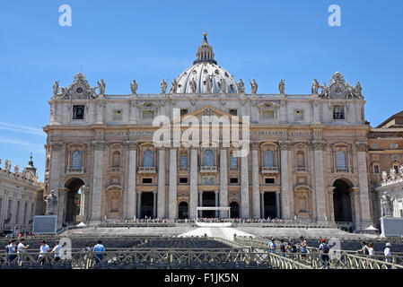 Les touristes en face de la Basilica di San Pietro, Saint Pierre&# 39;s Basilique, Piazza di San Pietro, Saint Pierre&# 39;s Square, Cité du Vatican Banque D'Images
