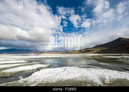 Couches de sel, paysage, ciel bleu et nuages sombres chez Tso Kar, un lac salé, 4 530 m, Changtang, région Thukje Banque D'Images