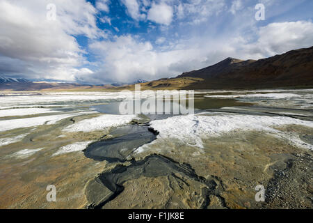 Couches de sel, paysage, ciel bleu et nuages sombres chez Tso Kar, un lac salé, 4 530 m, Changtang, région Thukje Banque D'Images