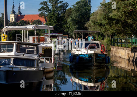 Canal Bata, port Straznice, Moravie du Sud, République Tchèque, Europe Canal Bata est un canal navigable sur la rivière Morava dans la Cze Banque D'Images