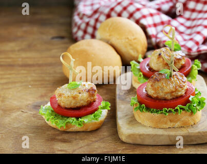 Apéritif mini-hamburgers avec tomates, laitue et boulettes de viande Banque D'Images