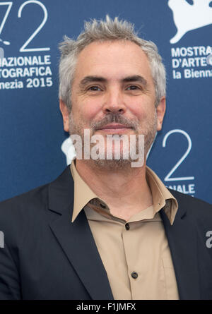 Venise, Italie. 09Th Nov, 2015. Réalisateur Alfonso Cuaron, pose à la photocall du jury du 72e Festival du Film de Venise au Palazzo del Casino de Venise, Italie, le 02 septembre 2015. Dpa : Crédit photo alliance/Alamy Live News Banque D'Images