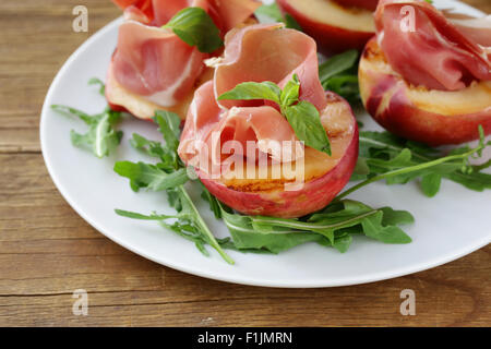 Pêches grillées apéritif italien avec jambon de Parme Banque D'Images