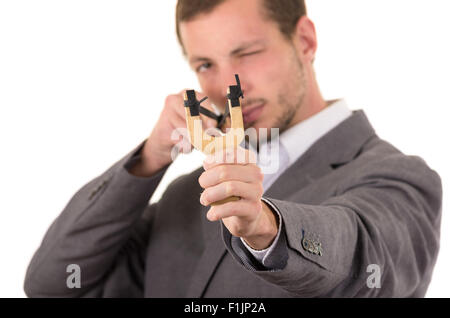 Bel homme d'affaires visant un concentré isolés slingshot over white background Banque D'Images