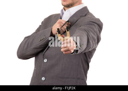 Bel homme d'affaires visant un concentré isolés slingshot over white background Banque D'Images