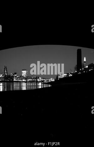 Vue sur la Tamise à Bankside à Tate Modern, Fragment, Millennium Bridge et de la ville de Londres, London, UK Banque D'Images