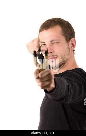 Hansome man concentrées visant une fronde isolated over white background Banque D'Images