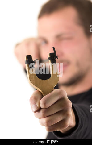 Bel homme concentrées visant une fronde isolated over white background Banque D'Images