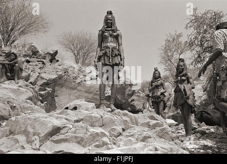 Groupe de jeunes femmes Himba sur des rochers, la Namibie, l'Afrique Banque D'Images