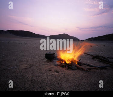 Camp près de Messum Crater, au crépuscule, le Brandberg, Namibie, Afrique du Sud Banque D'Images