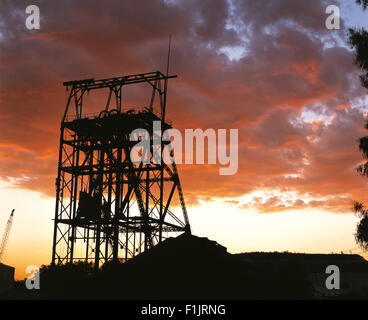 Silhouette de mine au coucher du soleil. Johannesburg, la Province de Gauteng, Afrique du Sud, l'Afrique. Banque D'Images