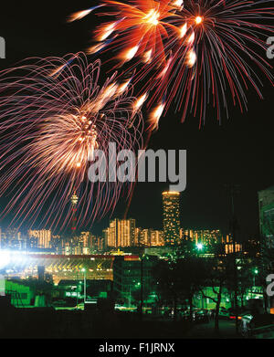 D'artifice au-dessus les toits de la ville. Horizon de Johannesburg, la Province de Gauteng, Afrique du Sud, l'Afrique. Banque D'Images