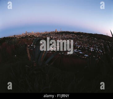 Johannesburg city skyline at Dusk par fish eye lens. Johannesburg, la Province de Gauteng, Afrique du Sud, l'Afrique. Banque D'Images