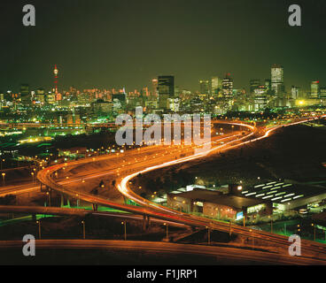 Cityscape at night de Johannesburg avec la route et skyline en arrière-plan. Johannesburg, la Province de Gauteng, Afrique du Sud, l'Afrique. Banque D'Images