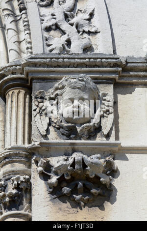 Tête de chérubin sculptées en pierre sur sa tombe en cimetière à Bordeaux, France Banque D'Images