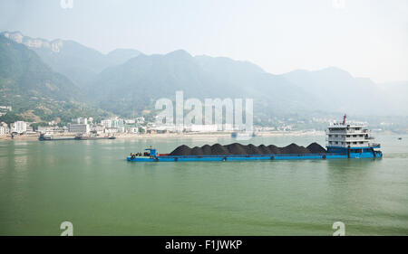 Barge de charbon navigation le long de la rivière Yangtze en Chine Banque D'Images