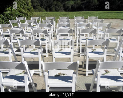 Chaises en bois blanc brillant sont alignés et vous attend à une cérémonie de mariage en plein air à San Francisco, Californie, USA. Banque D'Images