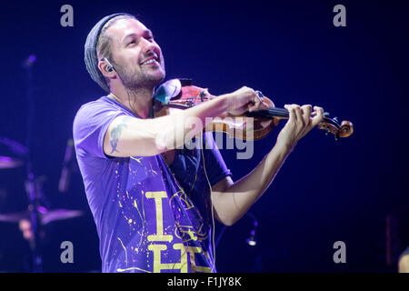 Milan Italie. 2e septembre 2015. Le violoniste et compositeur germano-américain DAVID GARRETT effectue sur scène au Teatro degli Arcimboldi Crédit : Rodolfo Sassano/Alamy Live News Banque D'Images