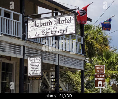 Le restaurant rustique de l'hôtel et l'île est un monument 1859 dans l'historique ville côtière de Cedar Key, Florida, USA, le long du golfe du Mexique. Banque D'Images