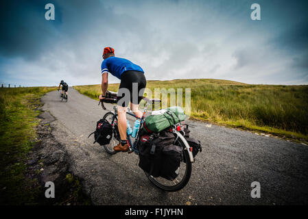 Randonnée cycliste camping sur la mousse, Yorkshire Dales national park. Banque D'Images