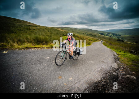 Randonnée cycliste camping sur la mousse, Yorkshire Dales national park. Banque D'Images