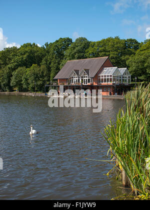 Llandrindod Wells lake et le restaurant building, Powys Pays de Galles au Royaume-Uni. Banque D'Images
