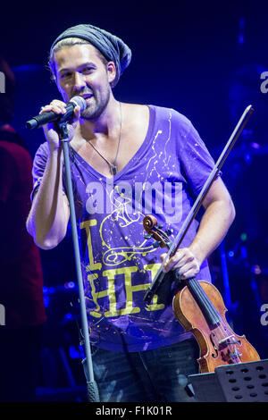 Milan Italie. 2e septembre 2015. Le violoniste et compositeur germano-américain DAVID GARRETT effectue sur scène au Teatro degli Arcimboldi Crédit : Rodolfo Sassano/Alamy Live News Banque D'Images