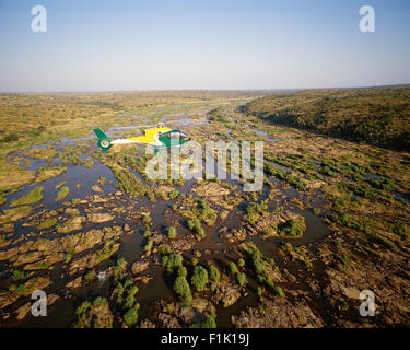 Hélicoptère au-dessus du fleuve Sabie Skukuza Kruger National Park, Mpumalanga, Afrique du Sud Banque D'Images